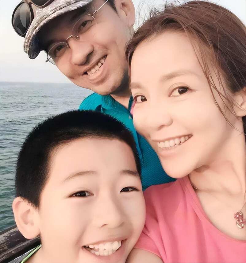 悲惨朱迅：嫁大8岁王志伺候瘫痪公公，抗癌期母亲成心中一生的痛