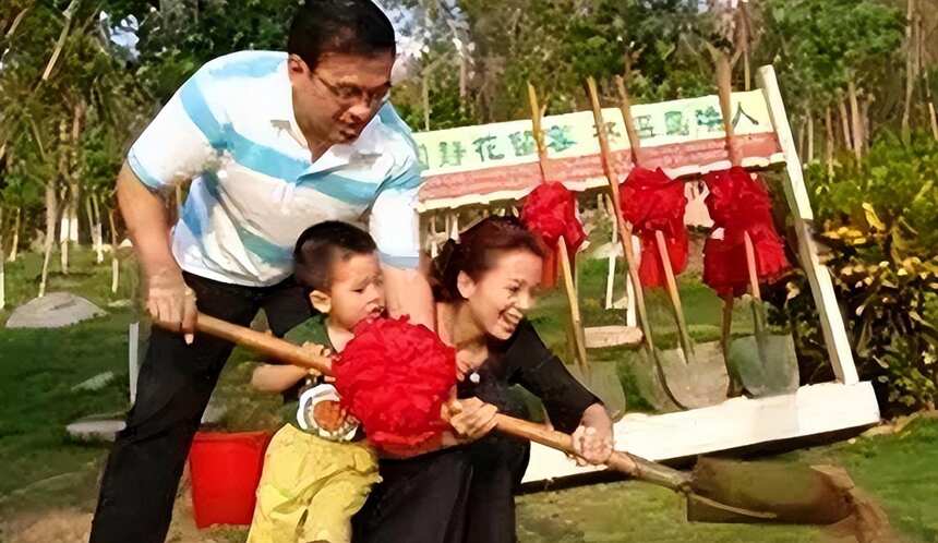悲惨朱迅：嫁大8岁王志伺候瘫痪公公，抗癌期母亲成心中一生的痛