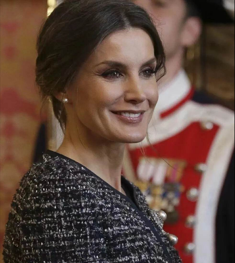 西班牙王妃亲身示范：不染白发、裙选长、裤选宽，50岁也优雅气质