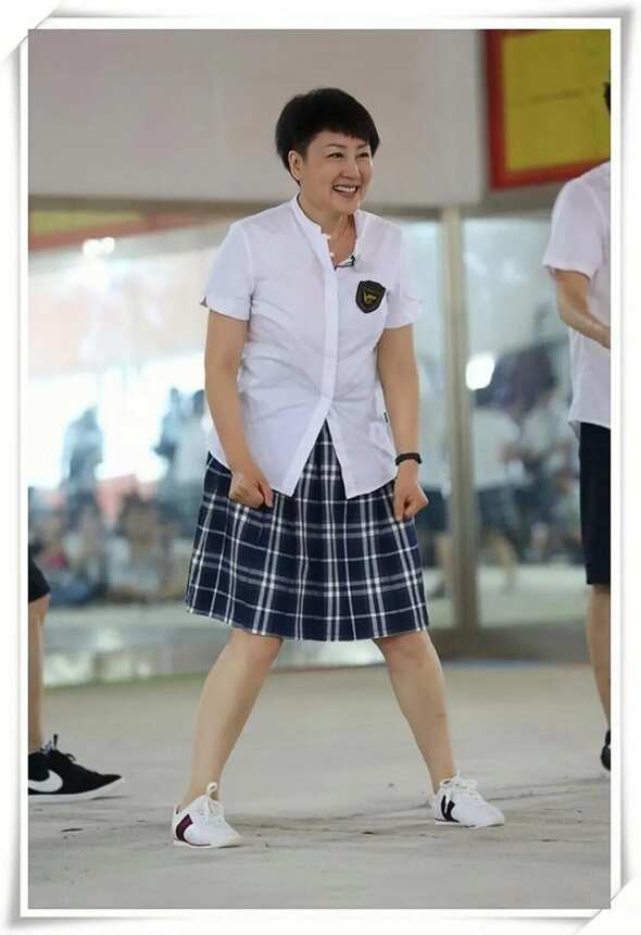 张凯丽热衷于短裤短裙，只因她拥有一双豆腐腿，令人羡慕