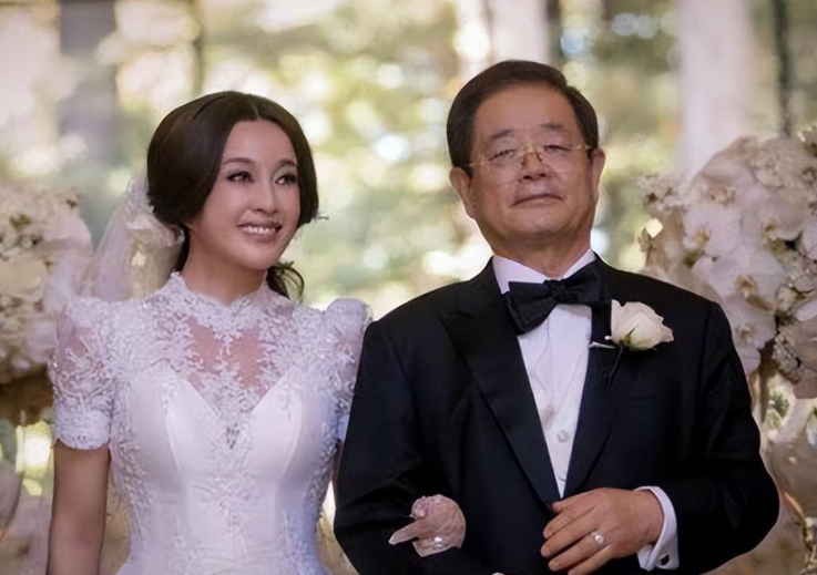 演员刘晓庆：结婚四次却无后代，将外甥当亲儿子养，晚年靠他供养