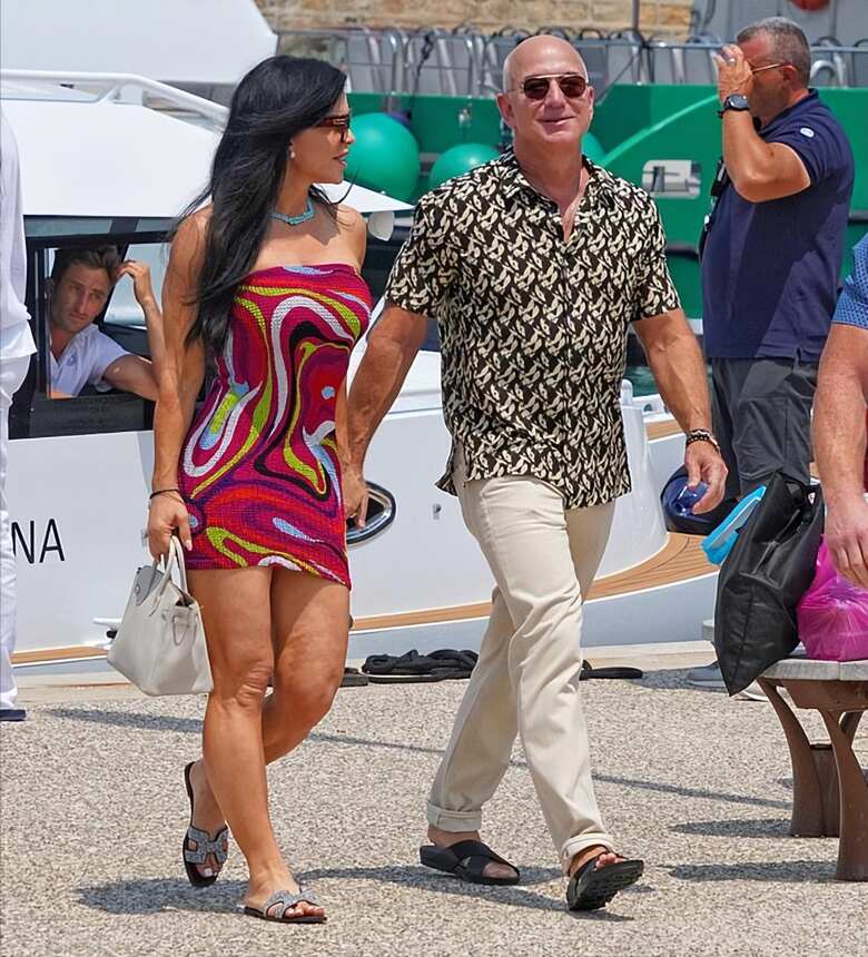 贝索斯53岁未婚妻穿着比基尼自拍！无赘肉身材太赞，富豪彻底沦陷