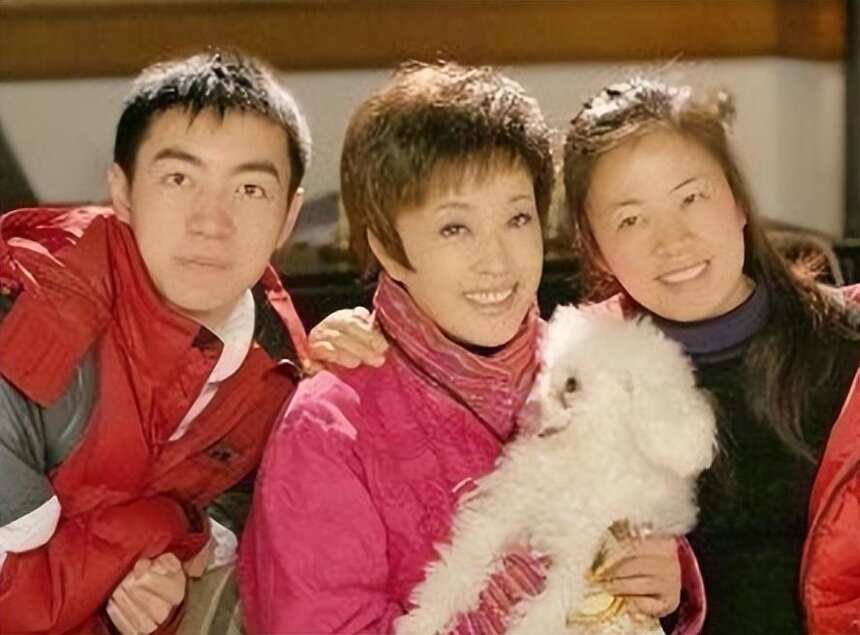 演员刘晓庆：结婚四次却无后代，将外甥当亲儿子养，晚年靠他供养