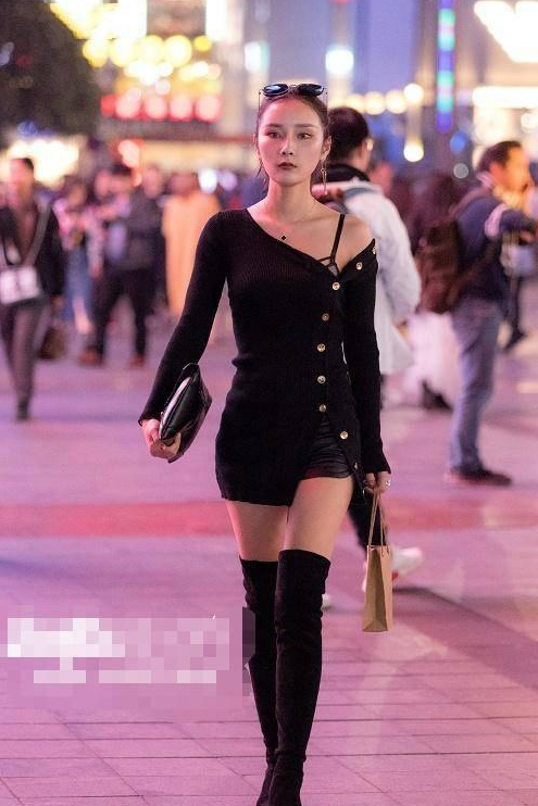 被上海安福路街拍惊艳了！满大街都是“露肩裙”，性感回头率高