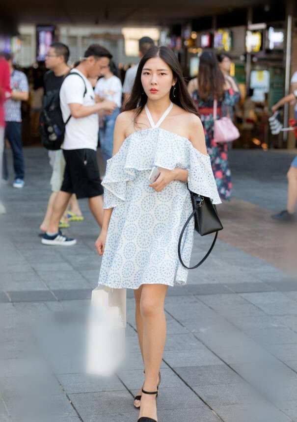 被上海安福路街拍惊艳了！满大街都是“露肩裙”，性感回头率高