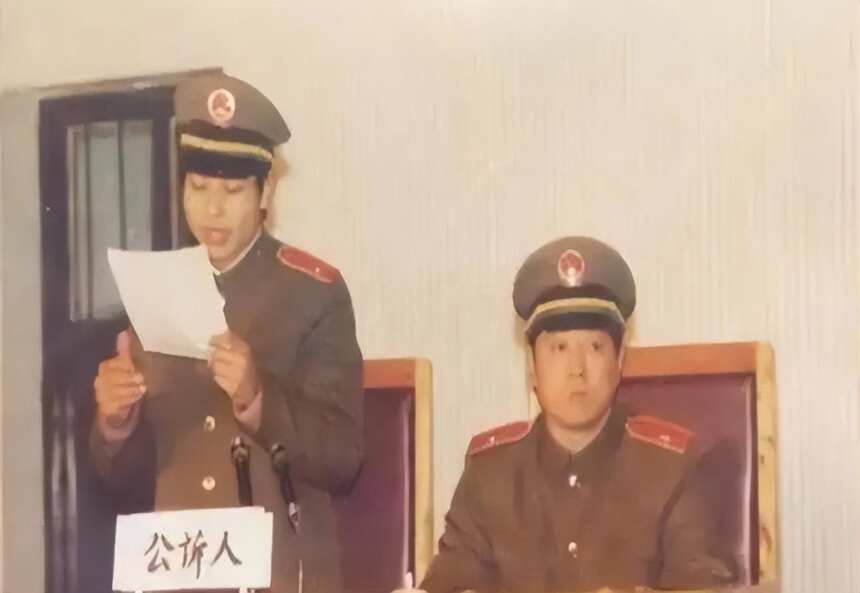 同是演“刘三姐”走红，黄婉秋荣耀一生，她却37岁被处决，为啥？