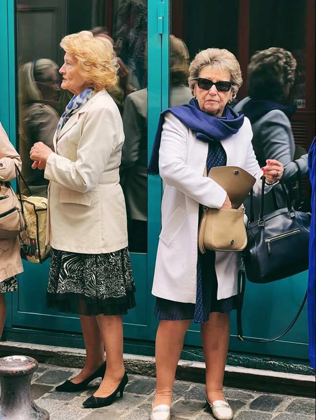 看到巴黎奶奶的街拍，我发现：白发不染、穿衣得体，自然老去很美