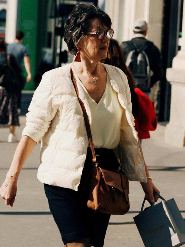看到巴黎奶奶的街拍，我发现：白发不染、穿衣得体，自然老去很美