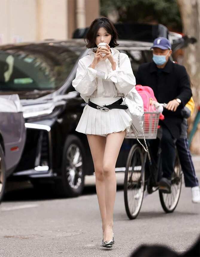 被上海街拍惊艳了！满大街都是“短裙+短裤”，时髦减龄显腿长