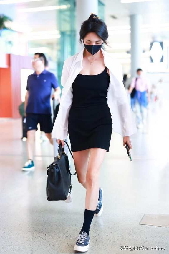 王紫璇现身上海机场，身着紧身短裙简约随性