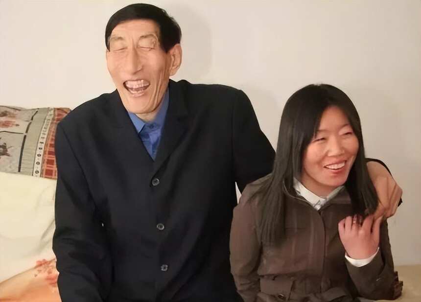 中国第一巨人鲍喜顺：不顾医生劝阻执意生下一子，儿子现身高多少