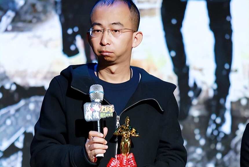 要钱没钱，要貌没貌！4位丑男演员，咋娶的老婆一个比一个漂亮？