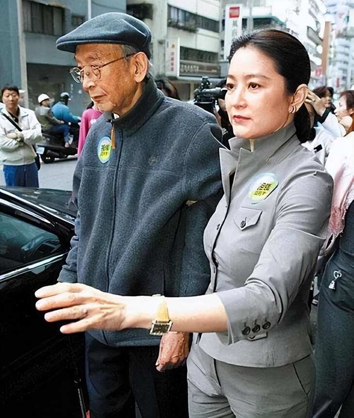 女儿是林青霞，有钱又孝顺，71岁的麻兰英为何从12楼一跃而下？