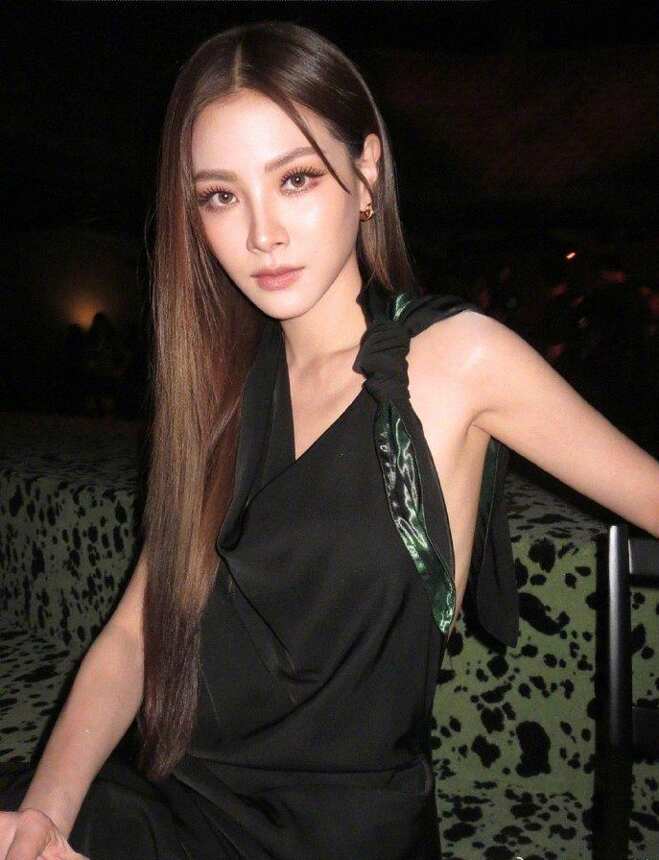 泰国第一女神吕爱惠到北京参加时装秀，与杨颖合照梦幻联动