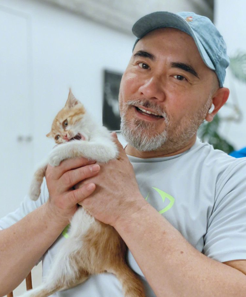 周迅、陈红对他一见倾心，如今62岁的他一生未育，在乡下养猫种花