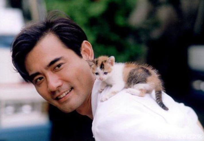周迅、陈红对他一见倾心，如今62岁的他一生未育，在乡下养猫种花