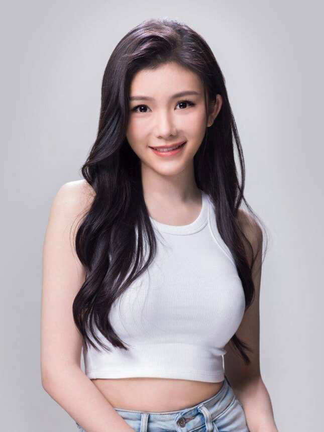 香港小姐2023丨大热选手王敏慈晒性感泳照，侧身突显好身材