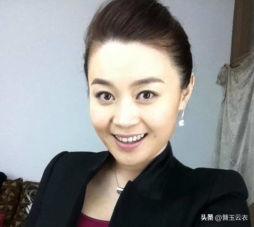 她曾是赵本山干女儿，事业巅峰传出与干爹绯闻，如今家庭美满