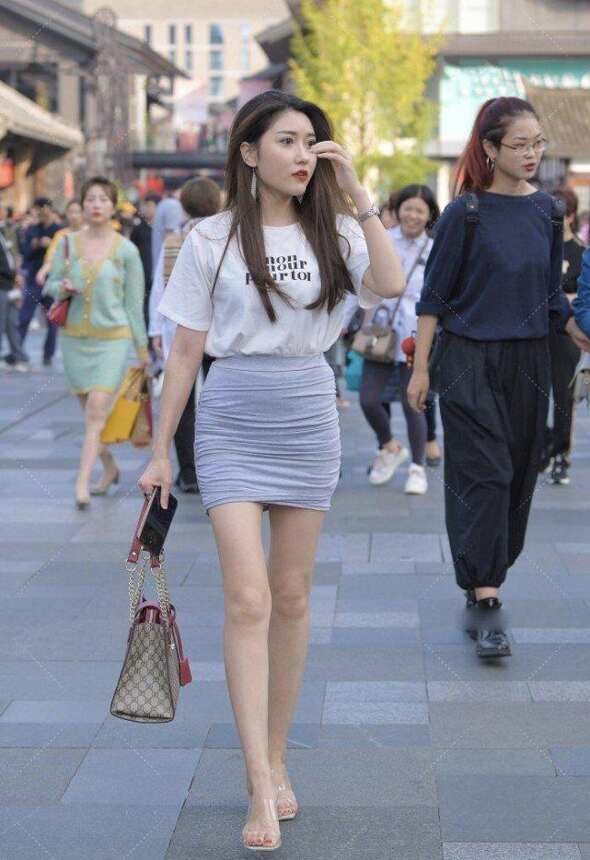 被北京女生的“迷你裙”惊艳了，高级显瘦显腿长，夏天穿超美！