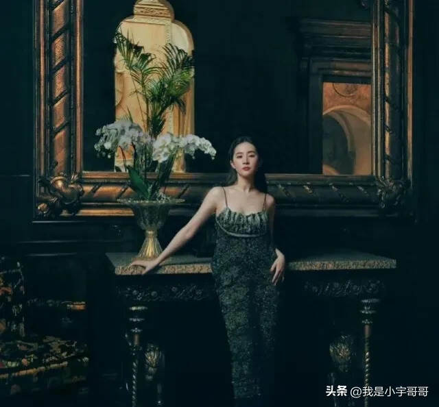 刘亦菲登上ELLE世界时装之苑九月刊双封面，展现她与众不同的魅力