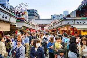 热衷购物！中国游客在日本奢侈品市场掀起购买狂潮