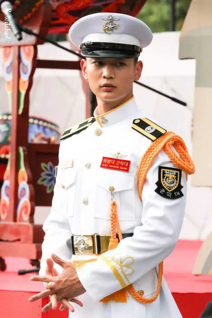 崔珉豪“当兵照片”掀热议，军装超帅气根本像拍电影啊