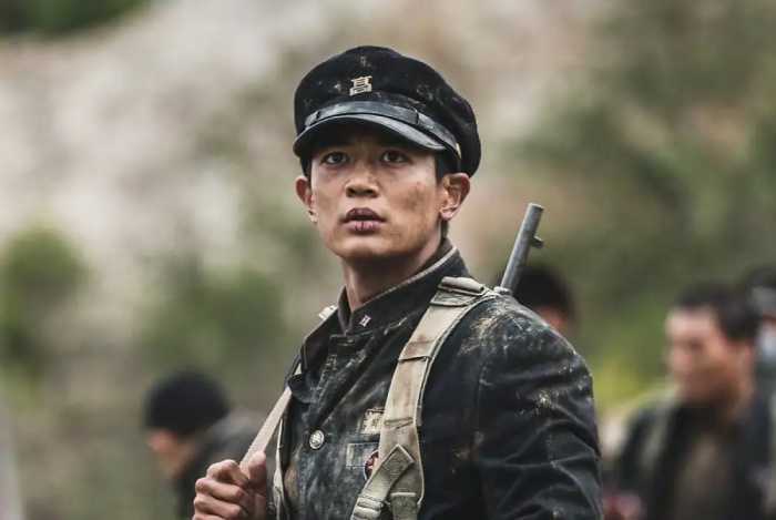 崔珉豪“当兵照片”掀热议，军装超帅气根本像拍电影啊